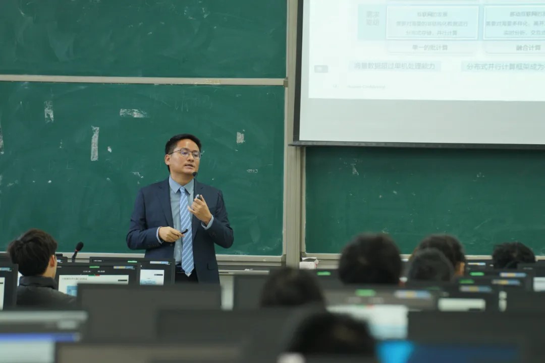 讲师授课.jpg