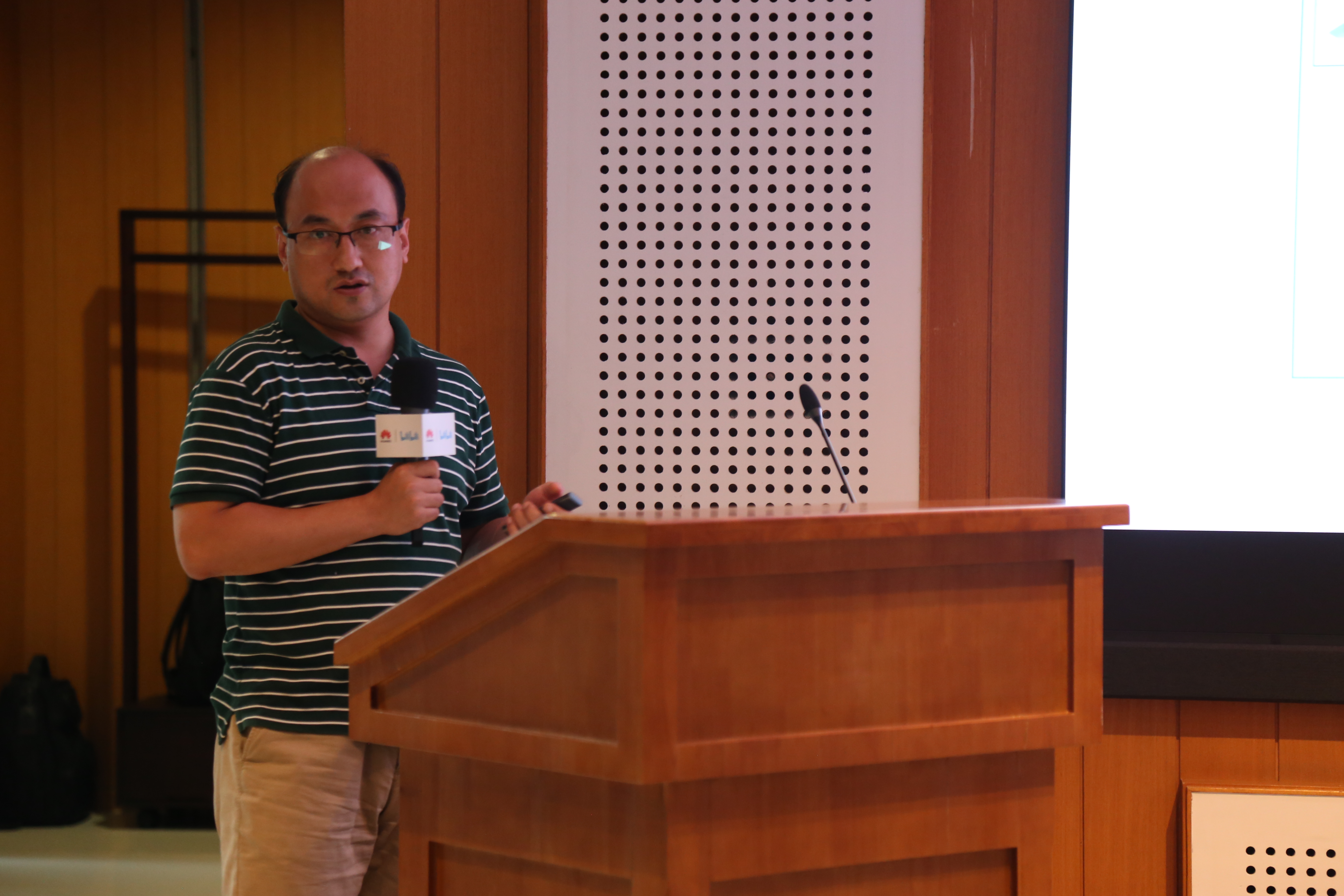 上海站 复旦大学教授王鹏.jpg