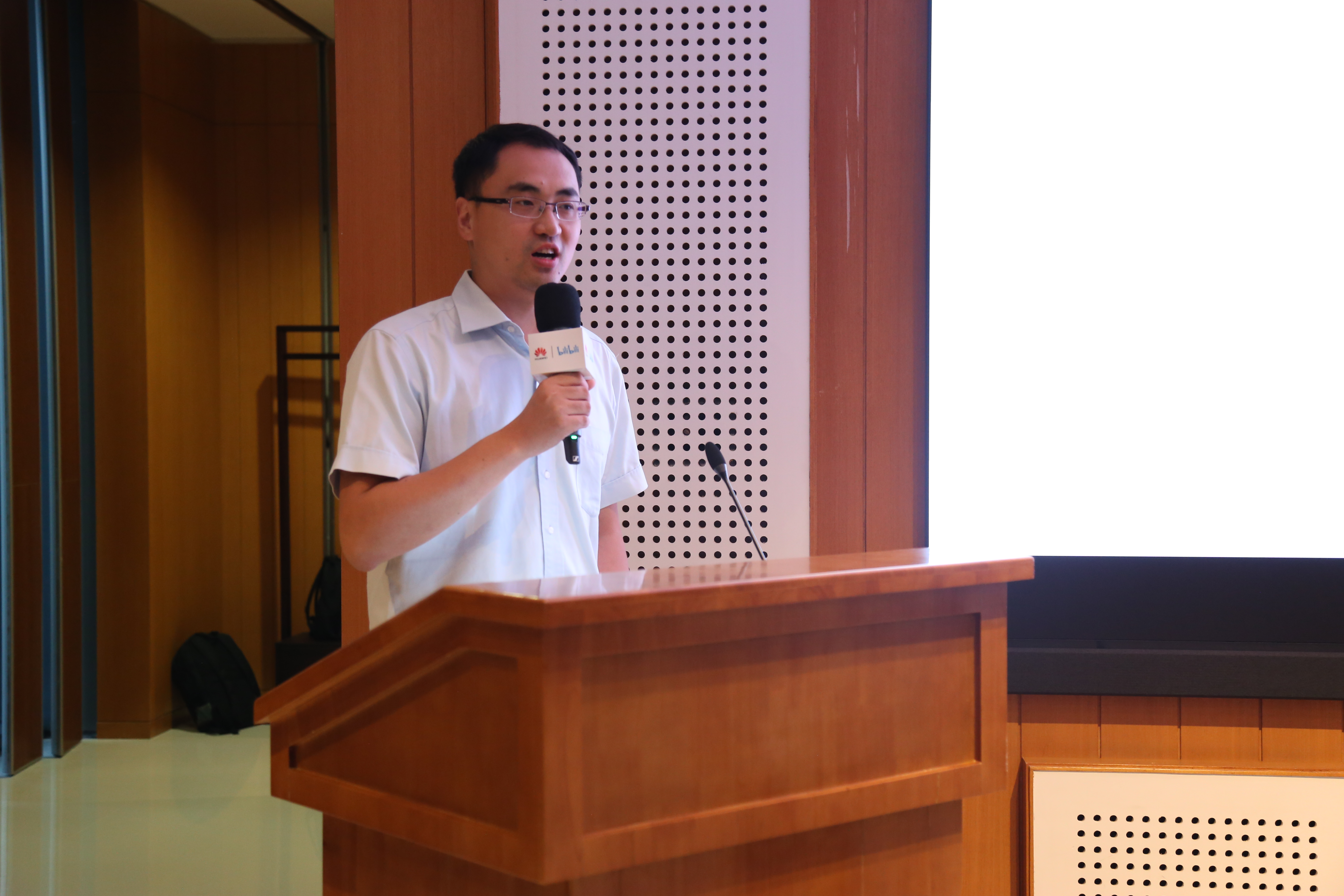 上海站 华为云郑学强.jpg