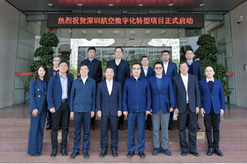 相关领导合影.png