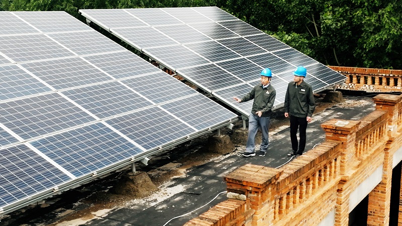 屋顶 王洪林工作照.jpg