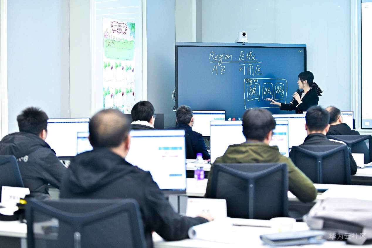 (技术培训班学员认真学习听讲)1.jpg