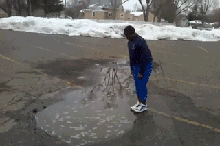 趟水坑.gif