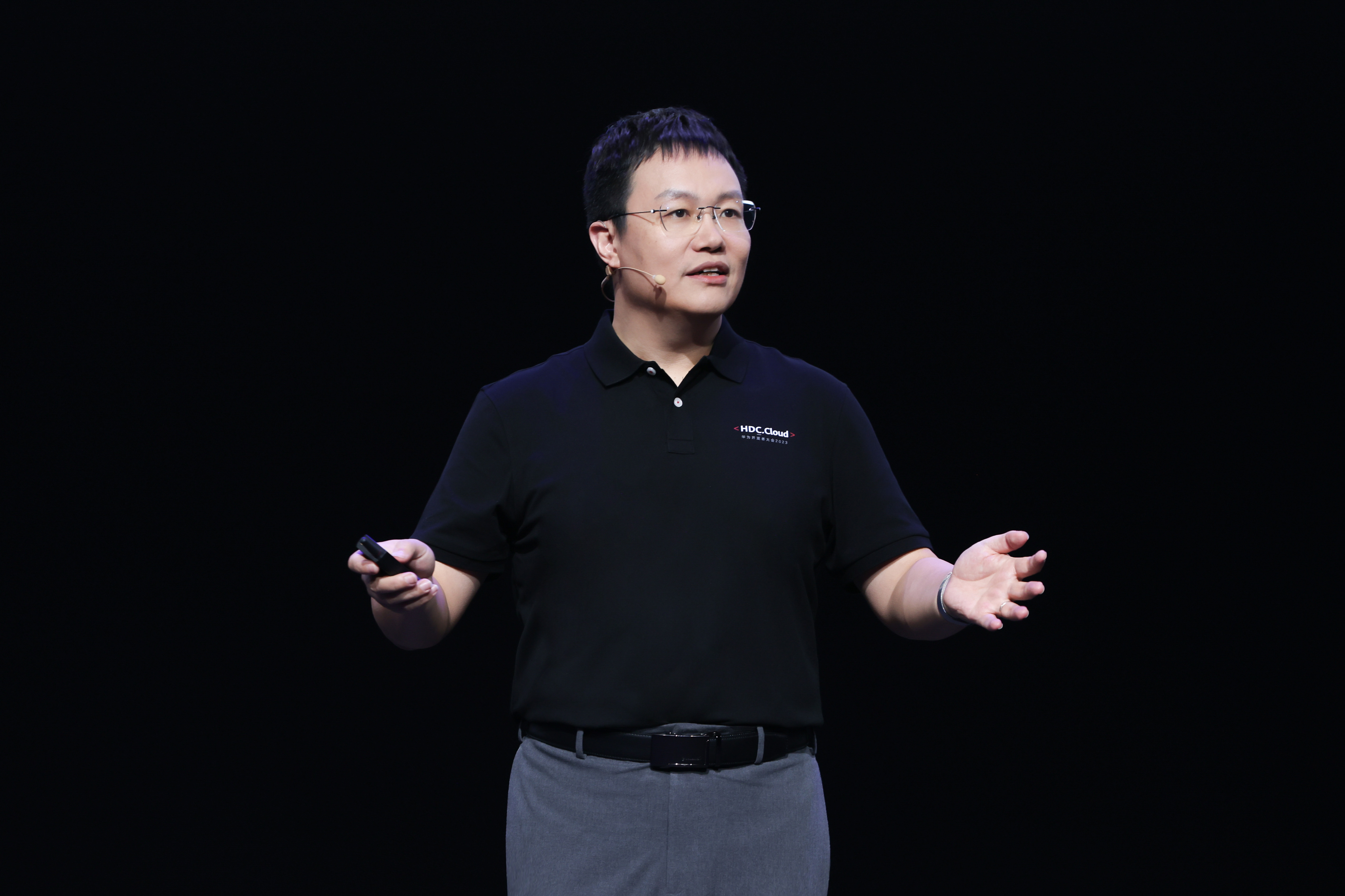 配图1 康宁总演讲图.jpg